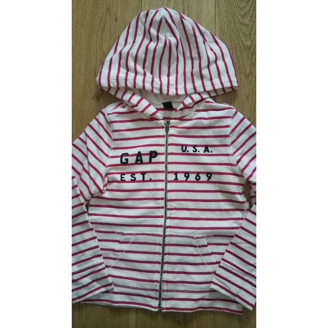 GAP Kids(ギャップキッズ)のGapボーダー パーカー 110size キッズ/ベビー/マタニティのキッズ服女の子用(90cm~)(ジャケット/上着)の商品写真