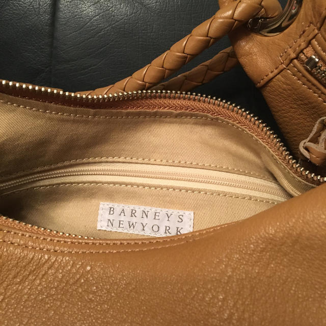 BARNEYS NEW YORK(バーニーズニューヨーク)のバーニーズニューヨーク　ショルダーバック/ベージュ色 レディースのバッグ(ハンドバッグ)の商品写真