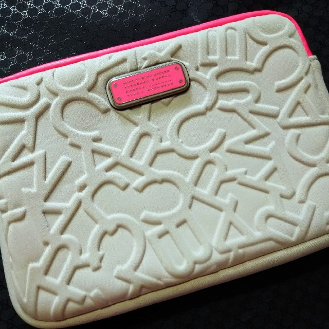 MARC BY MARC JACOBS(マークバイマークジェイコブス)のマークバイマークジェイコブス クラッチバッグ iPadミニ iPhone ケース スマホ/家電/カメラのスマホアクセサリー(iPadケース)の商品写真