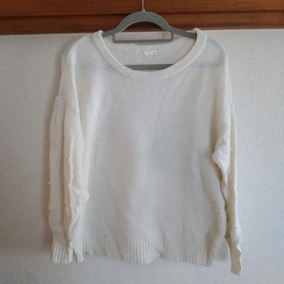 ジーユー(GU)の白　ニット　長袖　セーター(ニット/セーター)