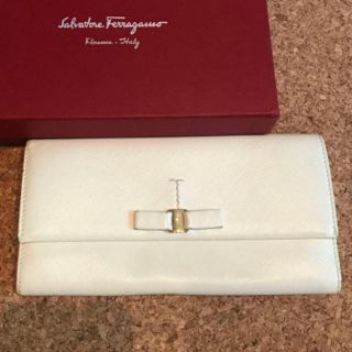 サルヴァトーレフェラガモ(Salvatore Ferragamo)の長財布 リボンモチーフ(財布)