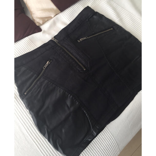 H&M(エイチアンドエム)の［未使用］レザースカート(黒) レディースのスカート(ミニスカート)の商品写真