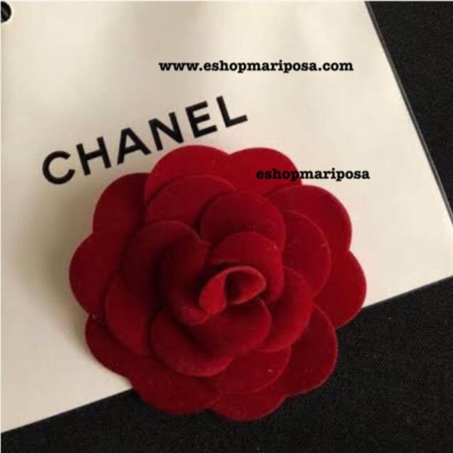 CHANEL(シャネル)のシャネル 立体カメリア 赤 3Dカメリアステッカー ベロア フラワー コサージュ レディースのアクセサリー(ブローチ/コサージュ)の商品写真