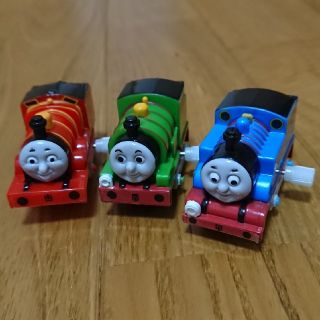 タカラトミーアーツ(T-ARTS)のカプセルプラレール「トーマス、パーシー、ジェームス(ゼンマイ車)3個セット」(キャラクターグッズ)