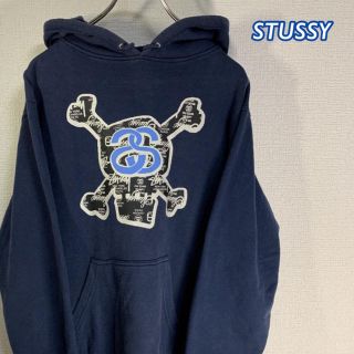 ステューシー(STUSSY)の【ステューシー】パーカー/フロントデカロゴ(パーカー)