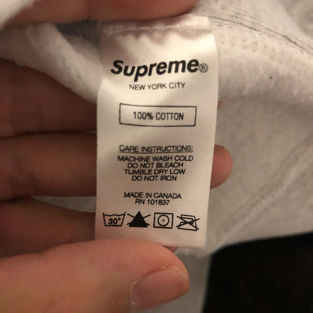 Supreme(シュプリーム)の納品書付属！！値下げ交渉不可　supreme Box Logo Crewneck レディースのトップス(トレーナー/スウェット)の商品写真