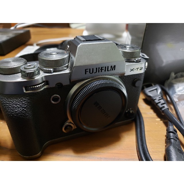 富士フイルム(フジフイルム)のX-T2ボディ　グラファイトシルバー　中古 スマホ/家電/カメラのカメラ(ミラーレス一眼)の商品写真