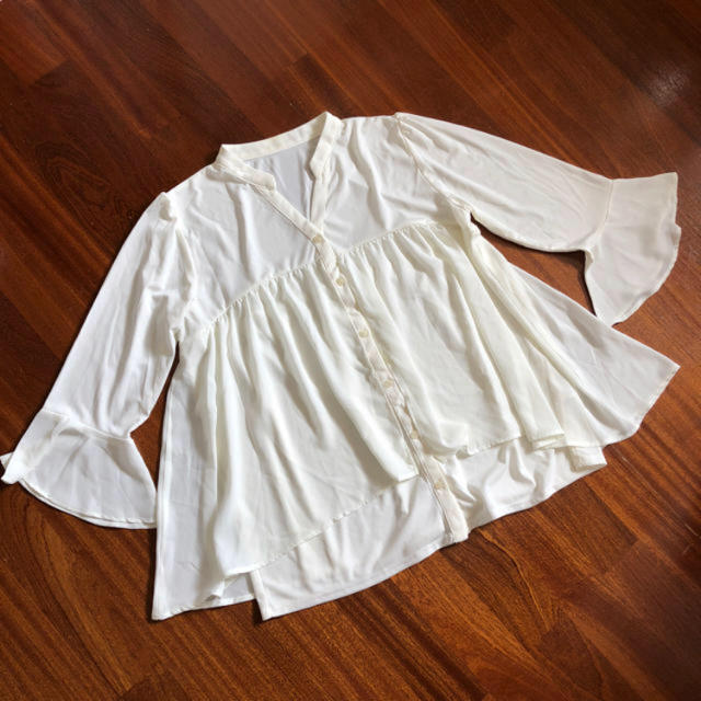 白フリルブラウス レディースのトップス(シャツ/ブラウス(長袖/七分))の商品写真