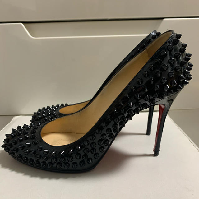 Christian Louboutin(クリスチャンルブタン)のみみ様専用ページです♡クリスチャンルブタンブラックパテント  スタッズ　パンプス レディースの靴/シューズ(ハイヒール/パンプス)の商品写真