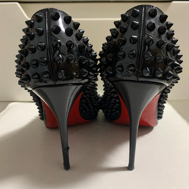 Christian Louboutin(クリスチャンルブタン)のみみ様専用ページです♡クリスチャンルブタンブラックパテント  スタッズ　パンプス レディースの靴/シューズ(ハイヒール/パンプス)の商品写真