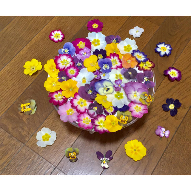 お花屋さんが作った春色プリムラ30冠と彩りビオラ40冠の山盛り70冠‼️ ハンドメイドのフラワー/ガーデン(ドライフラワー)の商品写真