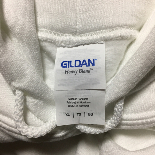 GILDAN(ギルタン)のアイマユウタ様専用！新品 GILDAN カブリパーカー 黒＆白 XL メンズのトップス(パーカー)の商品写真