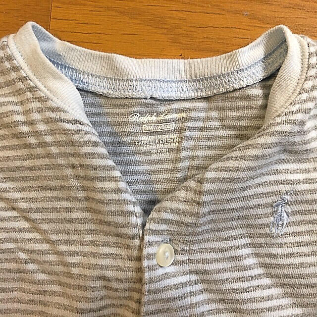 Ralph Lauren(ラルフローレン)のラルフローレン　グレー×水色のボーダー柄　ロンパース　3M(60センチ) キッズ/ベビー/マタニティのベビー服(~85cm)(ロンパース)の商品写真