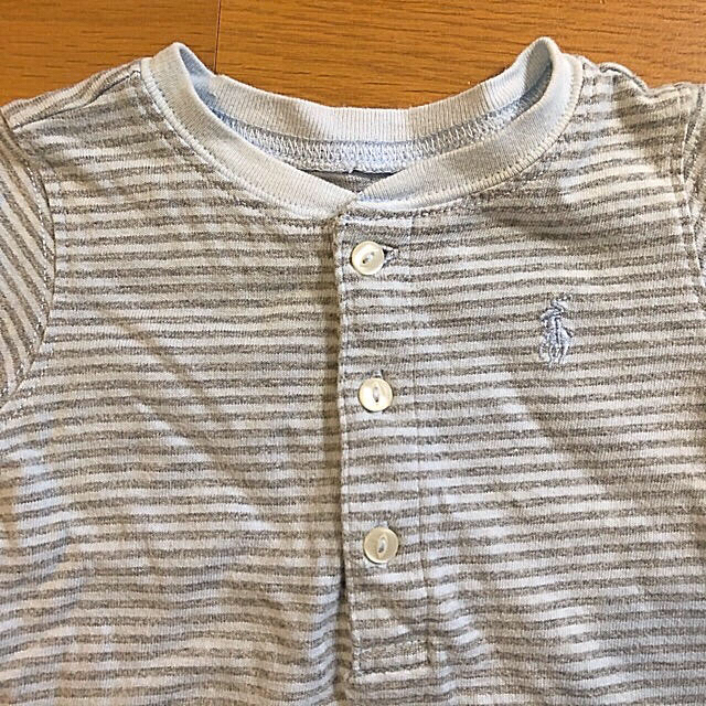 Ralph Lauren(ラルフローレン)のラルフローレン　グレー×水色のボーダー柄　ロンパース　3M(60センチ) キッズ/ベビー/マタニティのベビー服(~85cm)(ロンパース)の商品写真