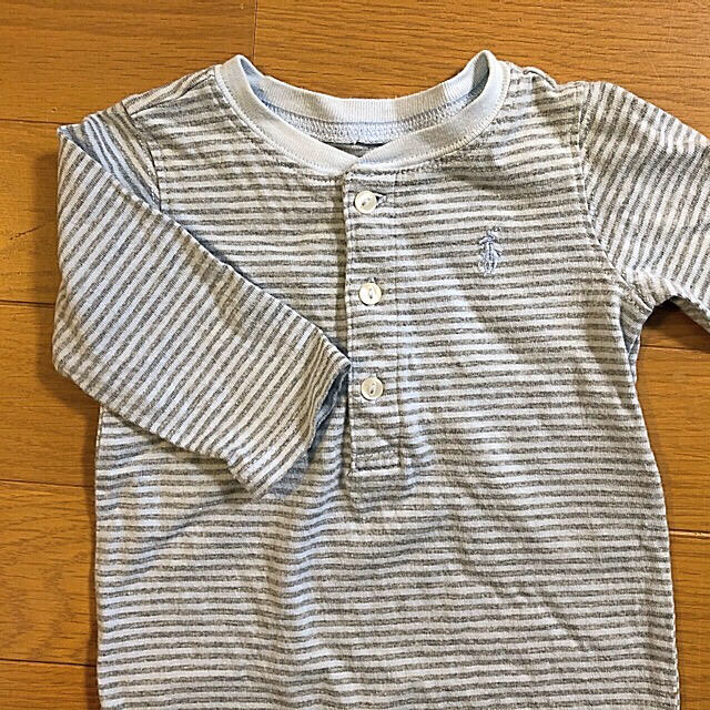 Ralph Lauren(ラルフローレン)のラルフローレン　グレー×水色のボーダー柄　ロンパース　3M(60センチ) キッズ/ベビー/マタニティのベビー服(~85cm)(ロンパース)の商品写真