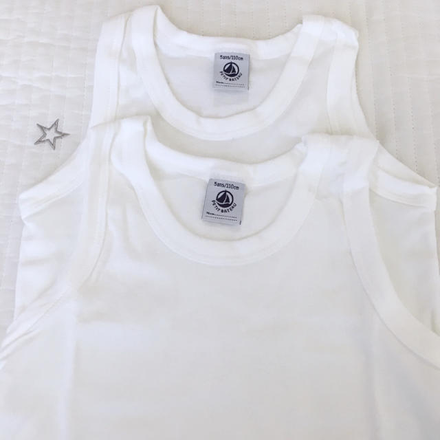 PETIT BATEAU(プチバトー)の新品未使用  プチバトー  ホワイト  タンクトップ  2枚組  5ans キッズ/ベビー/マタニティのキッズ服男の子用(90cm~)(下着)の商品写真