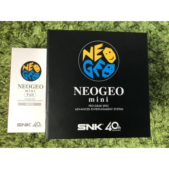 NEOGEO(ネオジオ)のネオジオミニ＋コントローラー（白）＋攻略本 エンタメ/ホビーのゲームソフト/ゲーム機本体(携帯用ゲーム機本体)の商品写真