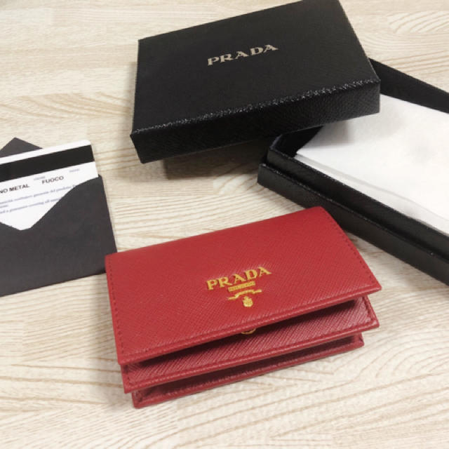 PRADA(プラダ)のプラダ　サフィアーノ　名刺入れ　赤 レディースのファッション小物(名刺入れ/定期入れ)の商品写真