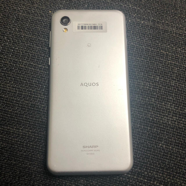 AQUOS(アクオス)のSHARP AQUOS sense2 SH-M08 シルバー スマホ/家電/カメラのスマートフォン/携帯電話(スマートフォン本体)の商品写真