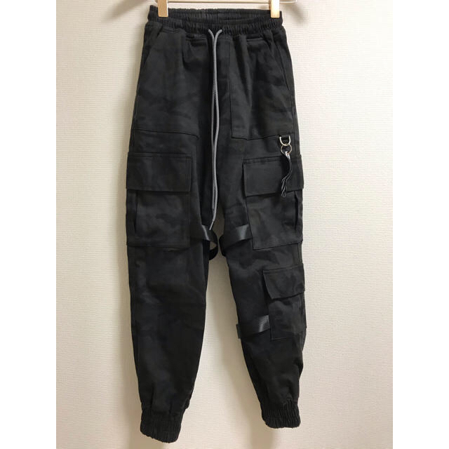 防弾少年団(BTS)(ボウダンショウネンダン)の【BTS着用】Laul triple pocket cargo pants メンズのパンツ(ワークパンツ/カーゴパンツ)の商品写真