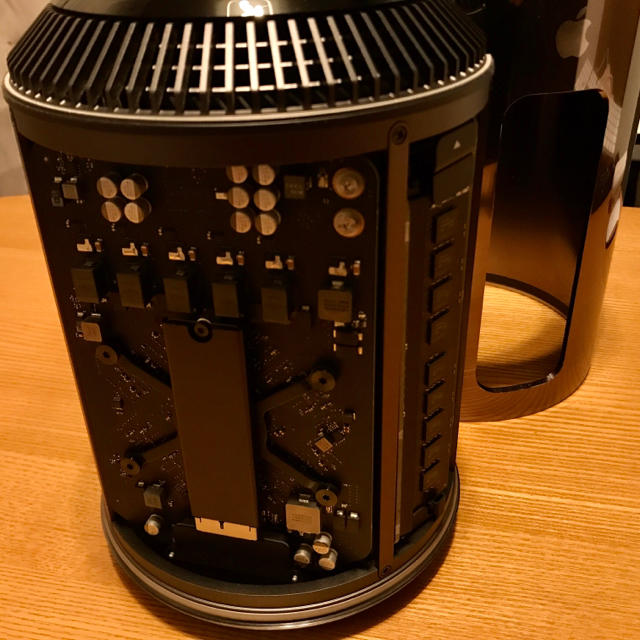 Apple Mac Pro (Late 2013)『異常に安い商品には警戒を！』