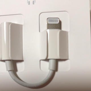 アップル(Apple)のイヤホン接続ホワイト(ストラップ/イヤホンジャック)