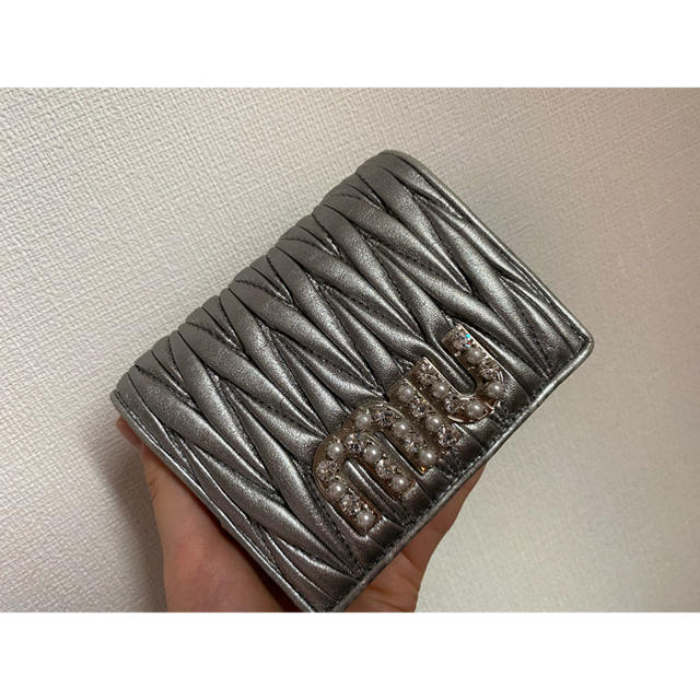 miumiu(ミュウミュウ)のmiumiu   ビジュー二つ折り財布 レディースのファッション小物(財布)の商品写真