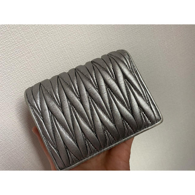 miumiu(ミュウミュウ)のmiumiu   ビジュー二つ折り財布 レディースのファッション小物(財布)の商品写真