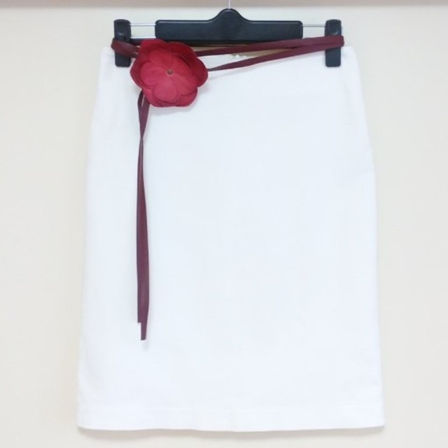 MORGAN(モルガン)の❣️MORGAN  ホワイトタイトスカート & 革製花コサージュベルト レディースのスカート(ひざ丈スカート)の商品写真