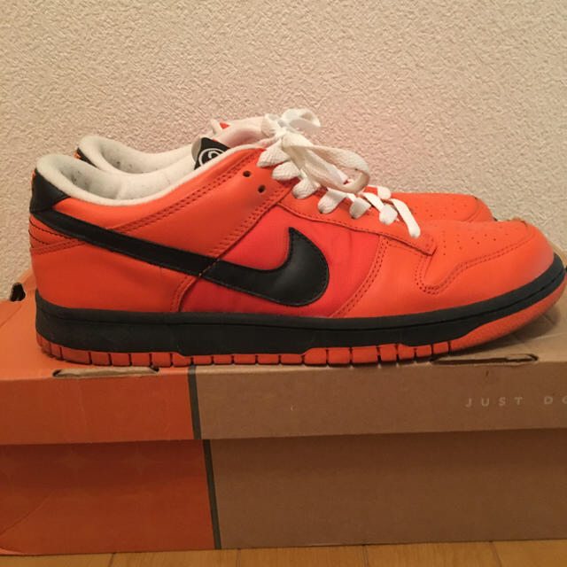 NIKE(ナイキ)のNIKE DUNK LOW オレンジ 28.5cm メンズの靴/シューズ(スニーカー)の商品写真