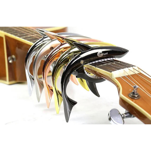 ギター　カポタスト【サメ✖︎ミラーゴールド】アコギ エレキ ベース 個性派 楽器のギター(アコースティックギター)の商品写真