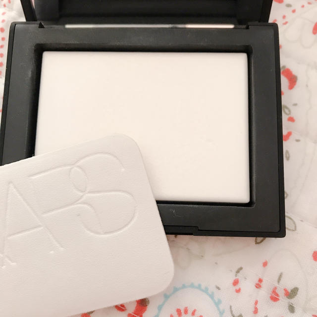 NARS(ナーズ)の NARS ライトリフレクティングセッティングパウダー　プレスト　N コスメ/美容のベースメイク/化粧品(フェイスパウダー)の商品写真