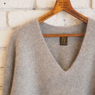 ユナイテッドアローズ(UNITED ARROWS)のバトナー BATONER　Cashmere fox V-neck　グレー(ニット/セーター)