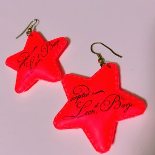 クレアーズ(claire's)のネオンピンクピアス(ピアス)