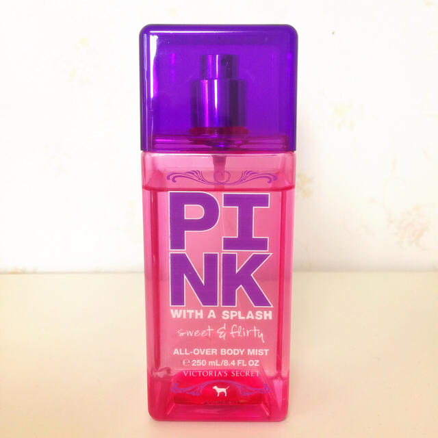 Victoria's Secret(ヴィクトリアズシークレット)のヴィクシー PINK ボディミスト❤︎ コスメ/美容のボディケア(ボディローション/ミルク)の商品写真