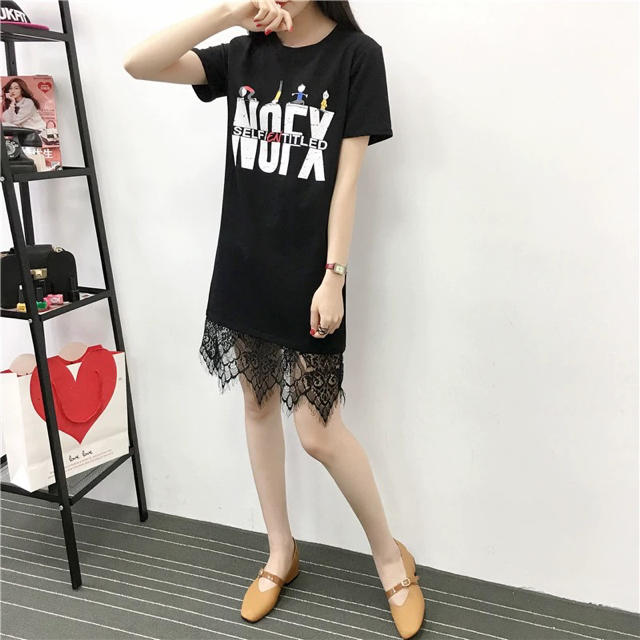 Tシャツ　チュニック　刺繍柄　レース付き　ブラック　 レディースのトップス(Tシャツ(半袖/袖なし))の商品写真