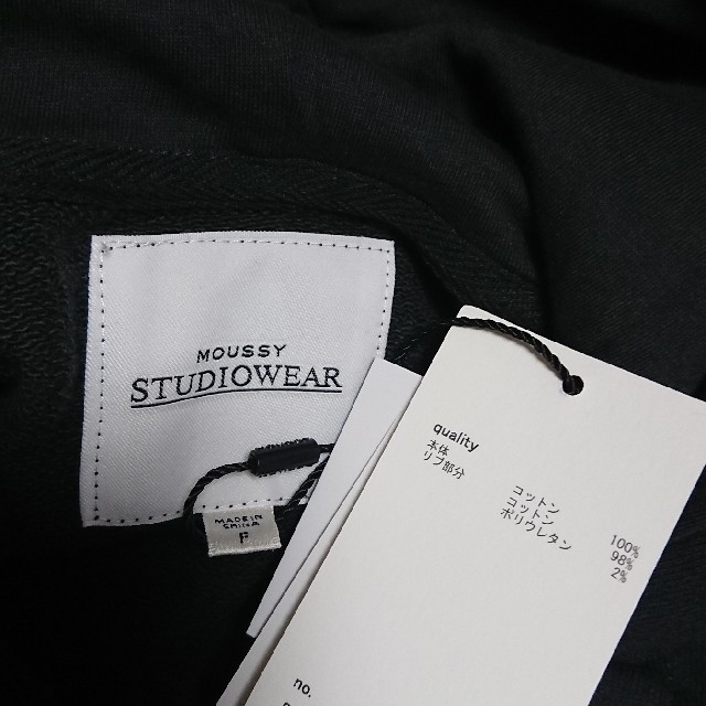 moussy(マウジー)のⅠマウジー STUDIOWEAR 未使用タグ付き ロゴ スウェット パーカー レディースのトップス(パーカー)の商品写真