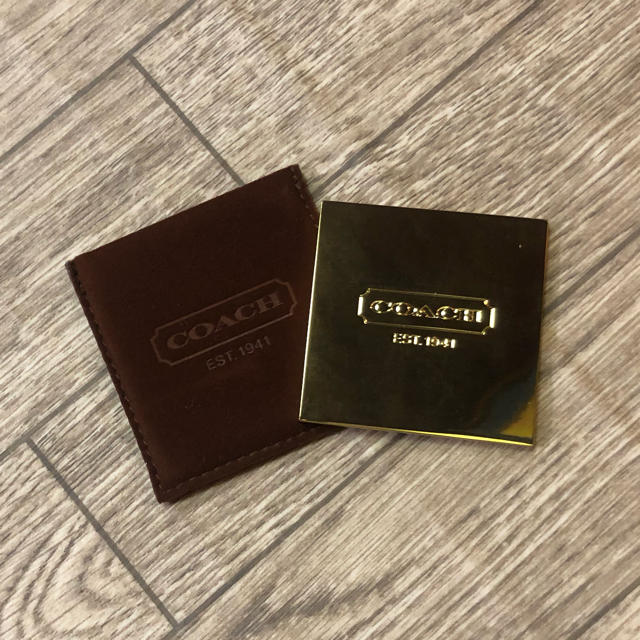 COACH(コーチ)の【新品】非売品　COACH（コーチ）　ミラー　鏡　ゴールド　ノベルティ レディースのファッション小物(ミラー)の商品写真