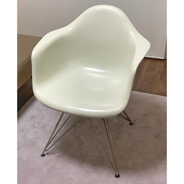 Herman Miller(ハーマンミラー)の【正規品】ハーマンミラー イームズファイバーグラスシェルアームチェア インテリア/住まい/日用品の椅子/チェア(ダイニングチェア)の商品写真