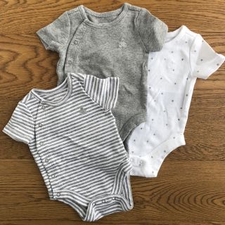 ベビーギャップ(babyGAP)の値下げ！新品 baby gap 半袖前開きボディシャツ3枚セット(約45cm)(肌着/下着)