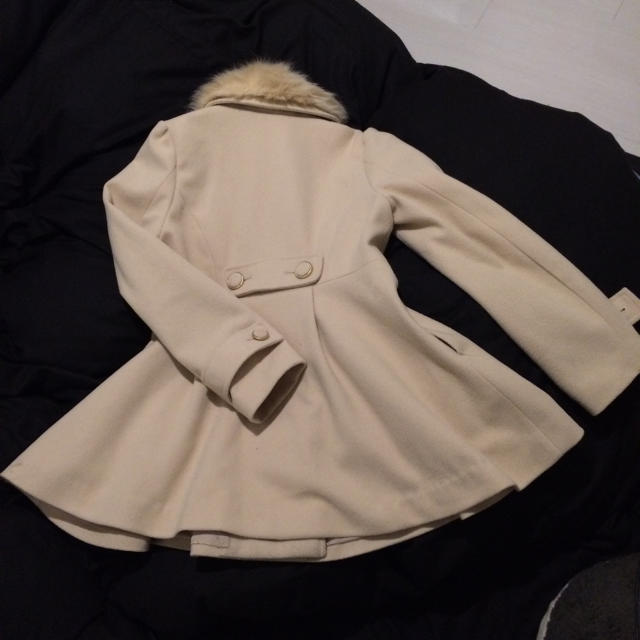 しまむら(シマムラ)のﾎﾜｲﾄﾍﾞｰｼﾞｭミニコート レディースのジャケット/アウター(毛皮/ファーコート)の商品写真