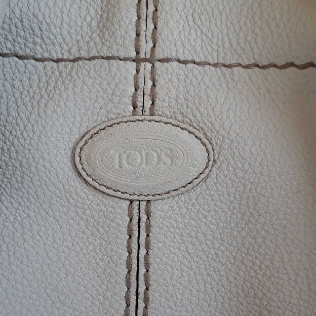 TOD'S(トッズ)のお値下げ　TOD'Sトッズの本革ショルダーバッグ　オフホワイト レディースのバッグ(ショルダーバッグ)の商品写真