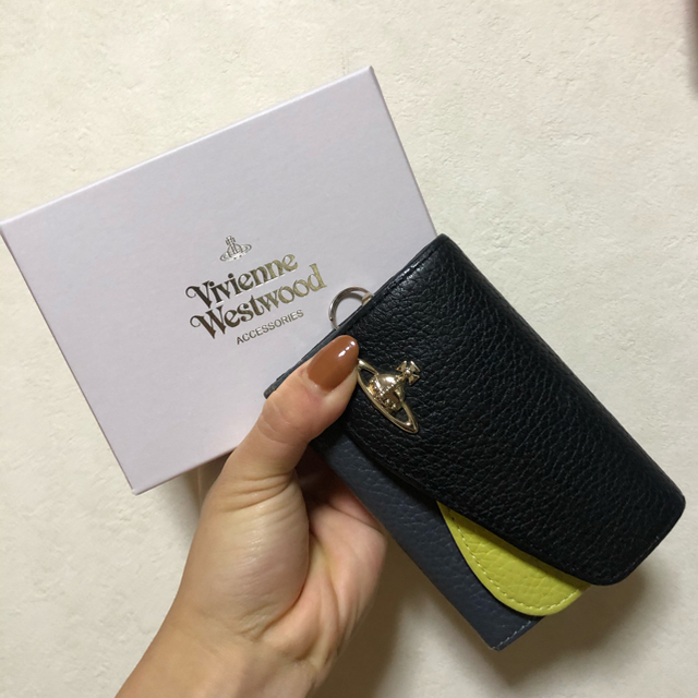 Vivienne Westwood(ヴィヴィアンウエストウッド)のVivienne Westwood ダブルフラップキーケース　黒×黄緑 レディースのファッション小物(キーケース)の商品写真