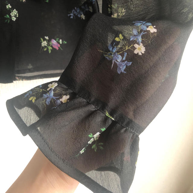 H&M(エイチアンドエム)のH&M シースルー　花柄　ブラウス　未使用 レディースのトップス(シャツ/ブラウス(長袖/七分))の商品写真