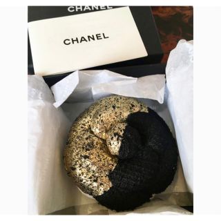 シャネル(CHANEL)のシャネル❤2017 ツィード カメリア ブローチ(ブローチ/コサージュ)