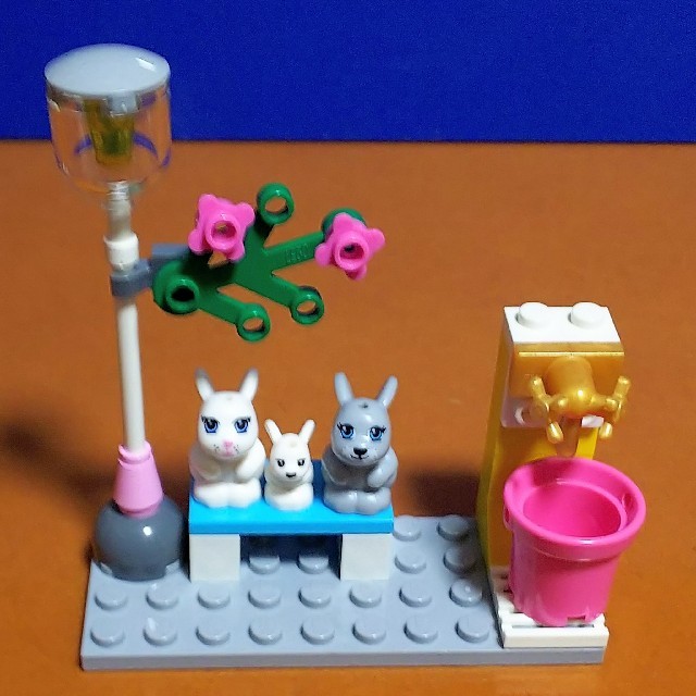 Lego(レゴ)のレゴ★フレンズ 公園ベンチのウサギさん ミニフィグ オリジナルアレンジ 美品 エンタメ/ホビーのおもちゃ/ぬいぐるみ(キャラクターグッズ)の商品写真