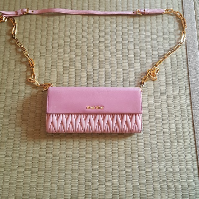 miumiu チェーンウォレット本革マトラッセ チェーンウォレット長財布