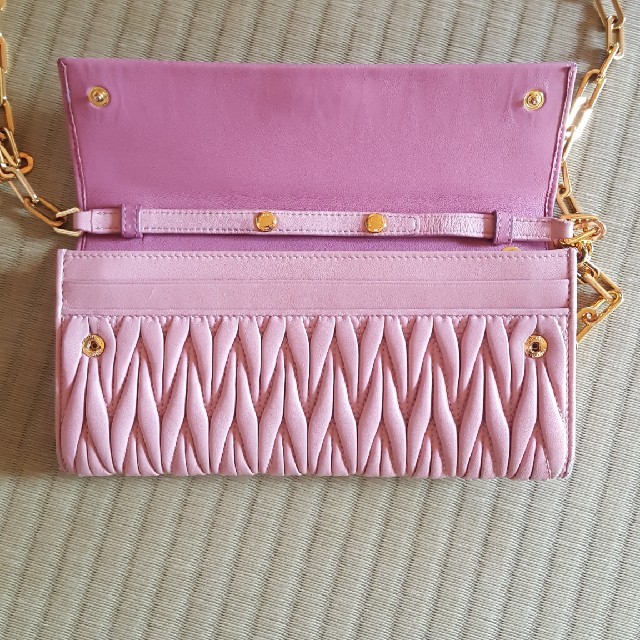 miumiu チェーンウォレット本革マトラッセ チェーンウォレット長財布