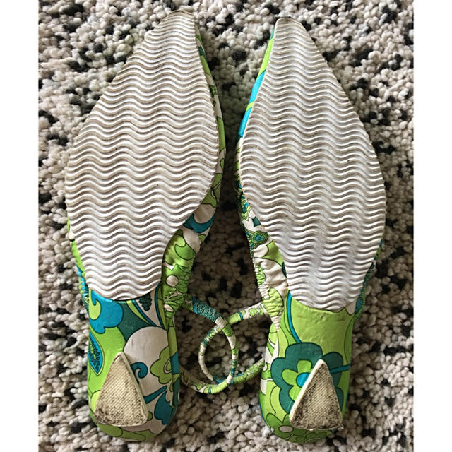 andre レトロ柄 パンプス サンダル SALE‼️ レディースの靴/シューズ(サンダル)の商品写真
