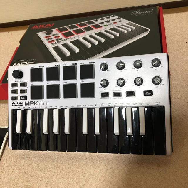 sakataku様専用AKAI MPK MINI white 楽器のDTM/DAW(MIDIコントローラー)の商品写真